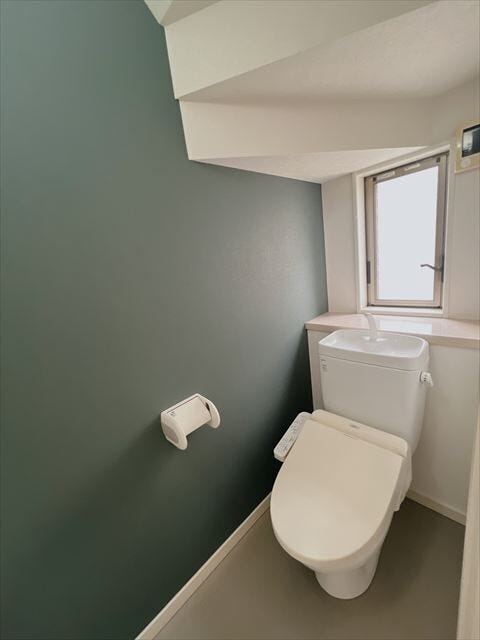 トイレの床はクッションフロアなのでお掃除ラクラク。汚れも簡単に落とせ跡にも残りにくくいつもきれいなトイレが保てます。