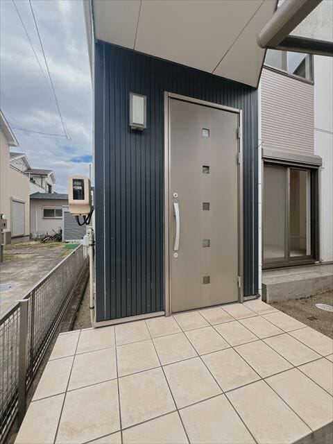玄関ポーチは屋根つきなので、雨の日に荷物がたくさんあっても濡れずに出入りできますね。