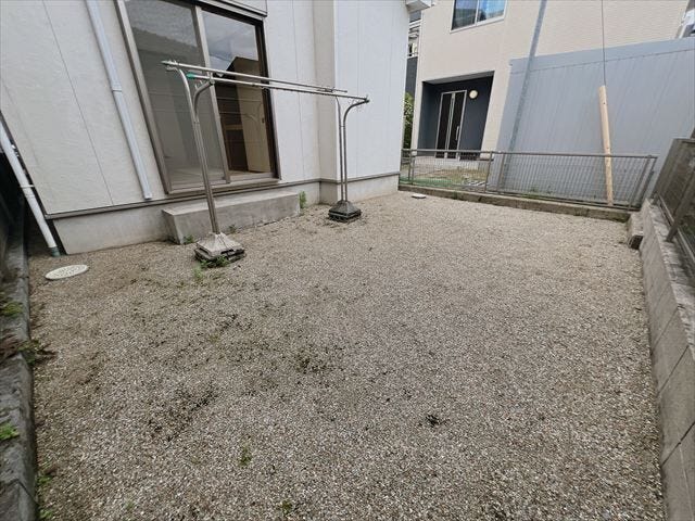 お子様の成長と一緒に植物を育てるのも楽しそうです。ペットが遊べるよう芝を敷いてもいいですね。