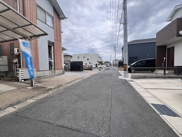 閑静な住宅街です。前面道路が広いため、開放感のある住宅となっています。