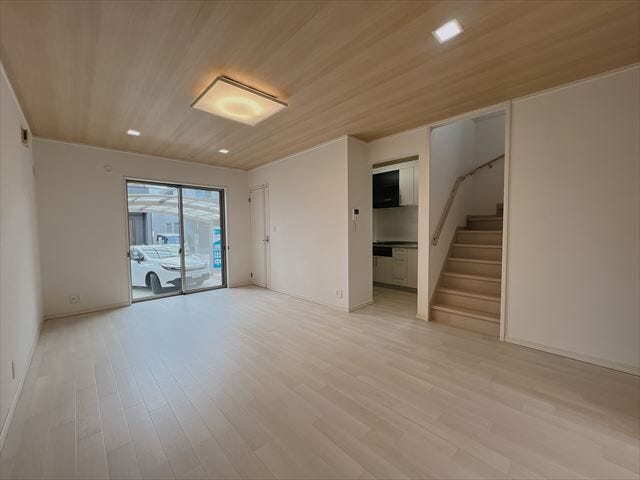 お部屋の模様替えも自由自在に楽しめるゆとりのリビングです。家族のコミュニケーションも自然と生まれるリビングイン階段があります。