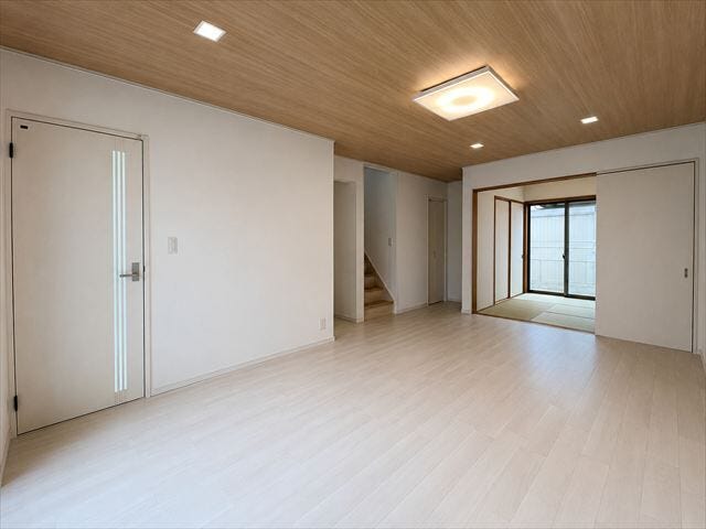 いろいろな場所に家具を置いてみてお気に入りのレイアウト探しを楽しんでみてはいかがですか。
