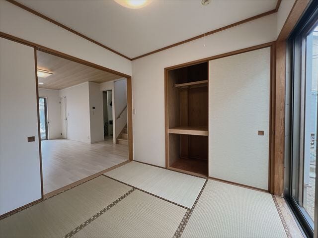 押し入れがあることでお布団はもちろん、リビング収納としても活用できます。