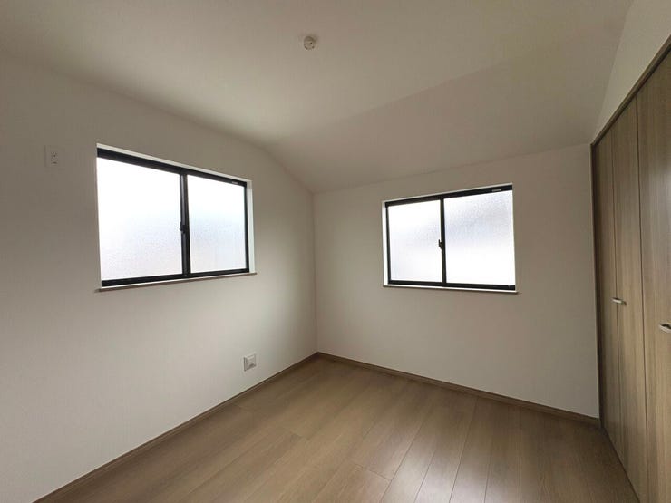 5.25帖の洋室。勾配天井が魅力の空間です。全室フローリングでお部屋のお掃除が楽々!