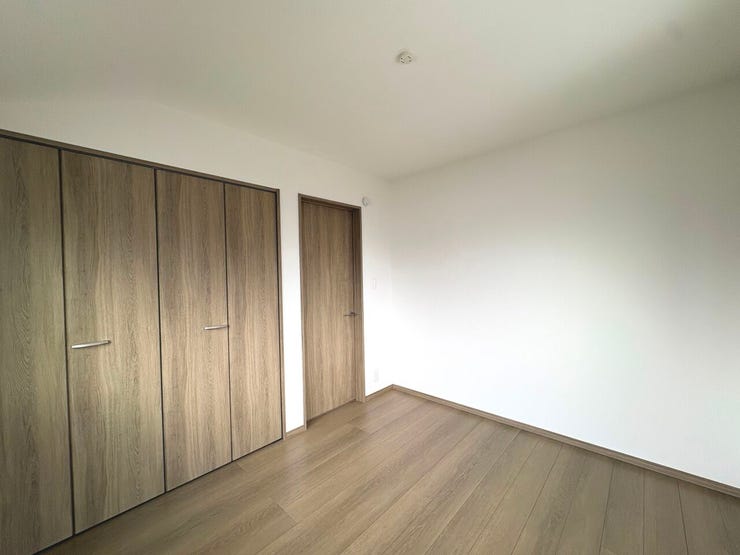 5.25帖の洋室。各居室に収納がございますので、すっきりまとまったお部屋づくりが叶います!
