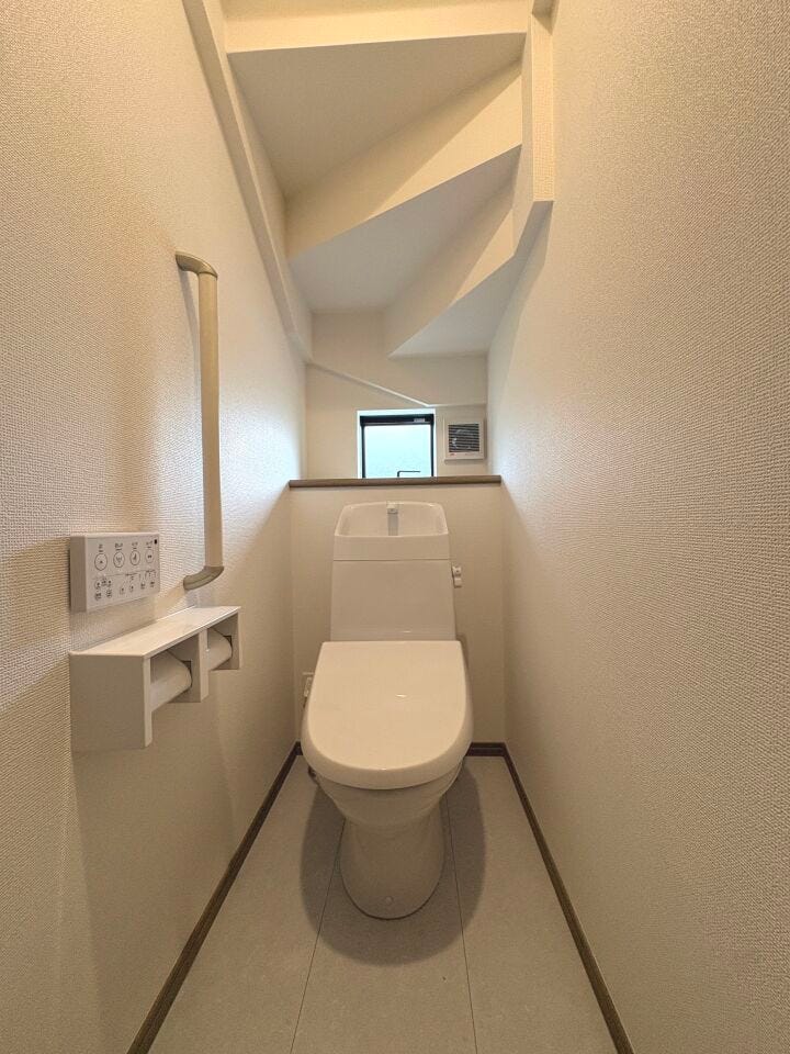 温水洗浄便座付トイレ。各階トイレで混雑時も安心です。