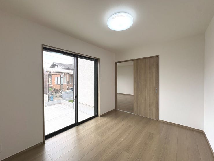 6帖の洋室。南東向きの窓から明るい光が差し込む暖かなお部屋です♪