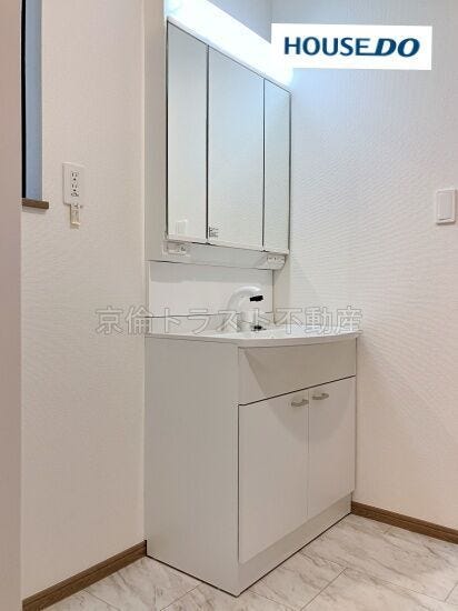 洗面台はお手入れがしやすい一体型ボウル。三面鏡の裏は収納スペースになっていて機能的です!