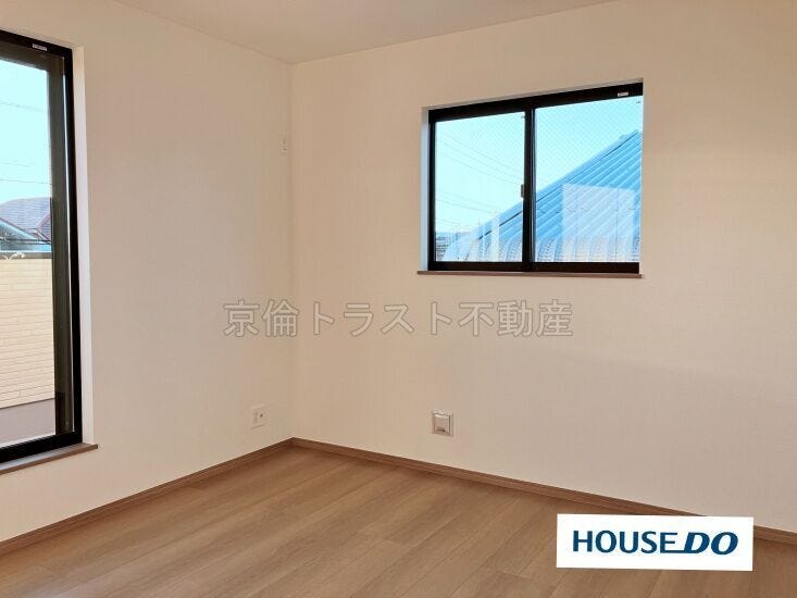 南側の洋室7.0帖はバルコニーに面した明るいお部屋です。大容量のクローゼットもあり、主寝室にピッタリのお部屋です!