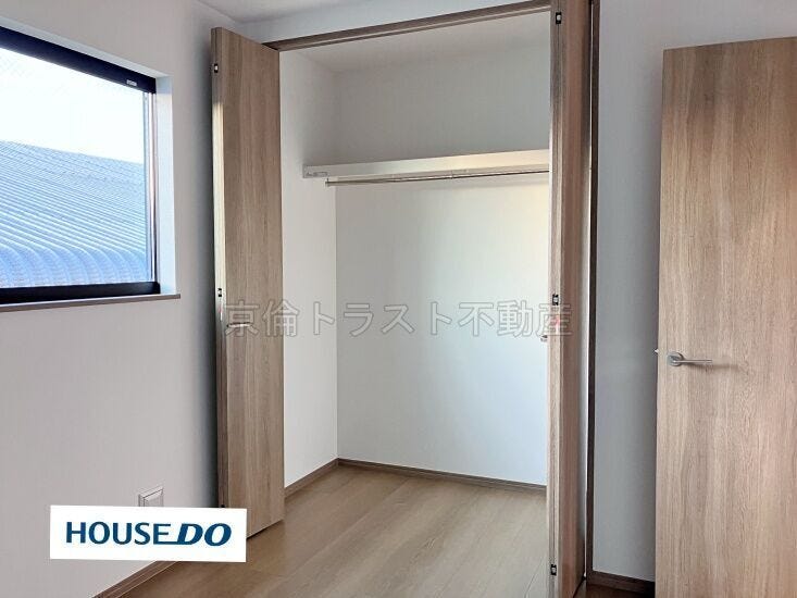 西側洋室5.25帖クローゼット すべての洋室に大容量の収納があります!お部屋がすっきり片付いて、広く使うことができます◎
