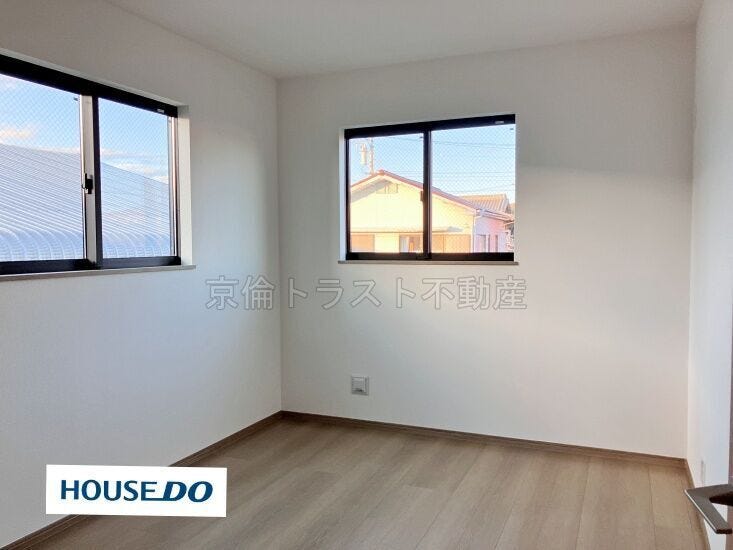 北側洋室6帖 2階には明るく風通しの良い洋室が3部屋あります。クローゼットも完備です。