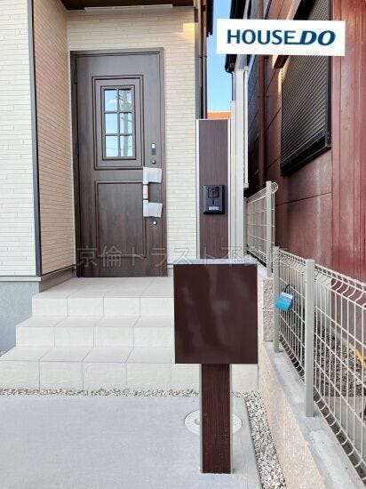 エントランスにはインターホンとポストが一体になったスマートな機能門柱が設置されています。