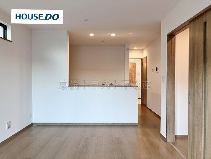 リビングを見渡すことができる対面式カウンターキッチン。リビングと一体感があります♪