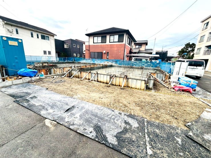 【現地見学会 開催中】実際に現地へ行き、お子様と一緒に小学校までの経路を確認したり、近隣の同施工会社の完成物件へ行き完成後の雰囲気を体感したりといった見学ツアーをしませんか?(12月26日撮影)