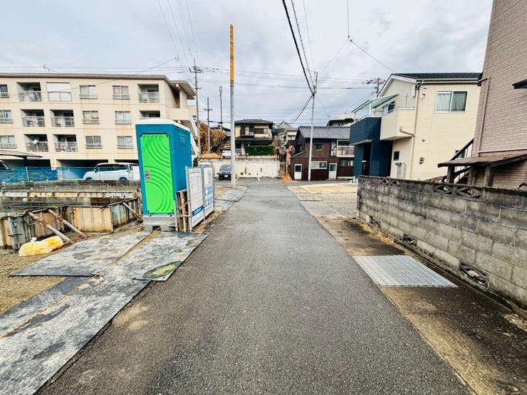 【現地見学会 開催中】実際に現地へ行き、お子様と一緒に小学校までの経路を確認したり、近隣の同施工会社の完成物件へ行き完成後の雰囲気を体感したりといった見学ツアーをしませんか?(12月26日撮影)