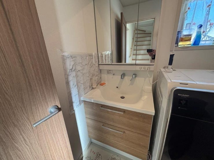 三面鏡付き洗面台で日々の身支度もしっかり整えられます★