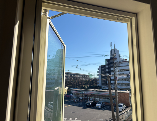 コンビニまで徒歩1分、いざという時の買いだしにも困りません☆