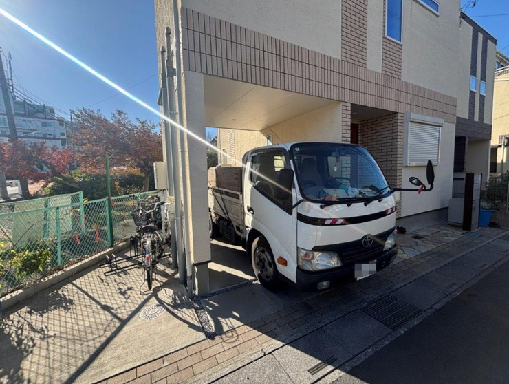 ビルトインガレージ付き、前面は北側幅員5mの道路に面しているため駐車もしやすいです☆