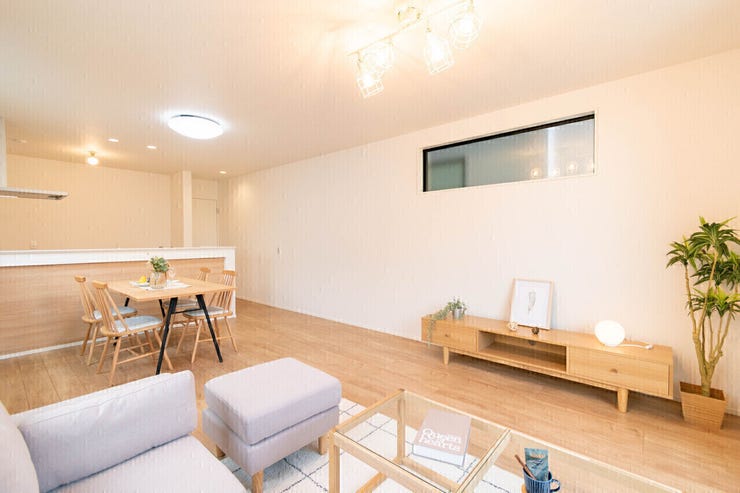 施工例 大きな家具や大画面TVも置けるひろいリビング♪床暖房完備で足元からポカポカ☆エアコンいらずの冬が過ごせます♪