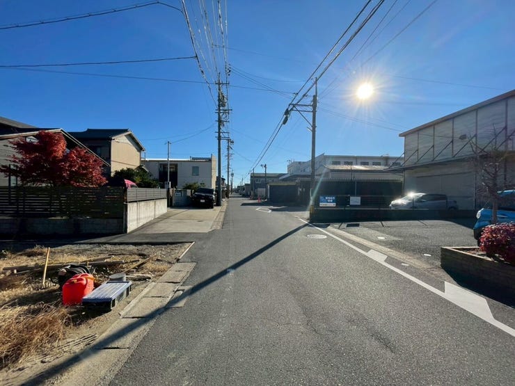 道路幅が広いことで、家の前が遮られることが少なく、日当たりが良くなり、家全体が明るい印象を受けます!