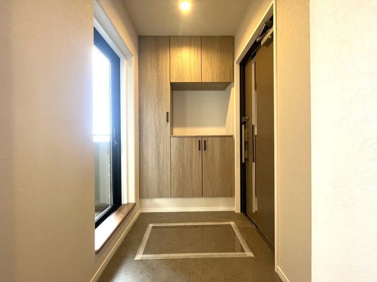 ★大きな窓から日の光が入る玄関スペース