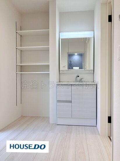 洗面台はお手入れがしやすい一体型ボウル。三面鏡の裏は収納スペースになっていて機能的です!隣には可動棚のシェルフがあります◎