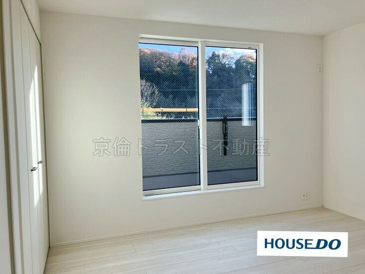 南側の洋室7.2帖はバルコニーに面した明るいお部屋です。主寝室にピッタリのお部屋です!