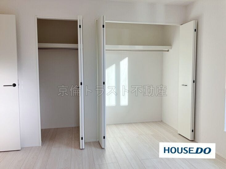 南側の洋室7.2帖 壁一面にクローゼットがあります◎