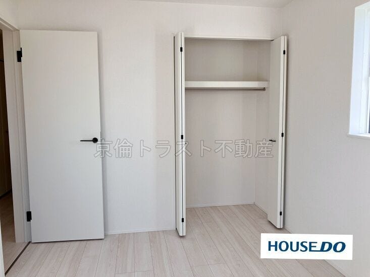 北側洋室6帖 クローゼット すべての居室に収納があります!服や日用品をスッキリ収納してお部屋を広く使うことができます◎