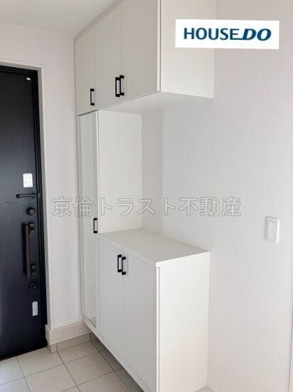 玄関には大容量のシューズボックスを設置。お好きなインテリアも飾れるタイプです♪