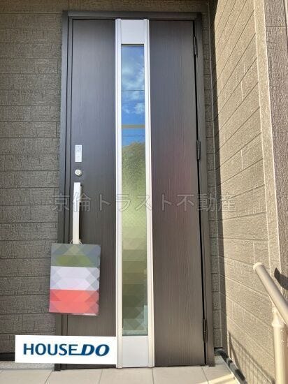 断熱性能に優れた玄関ドアを使用しています。防犯性の高いディンプルキータイプの玄関です!
