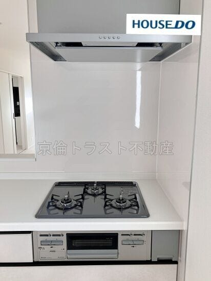 フラットデザインの整流板の換気扇はデザイン性が高く、汚れもスムーズに拭き取れます。