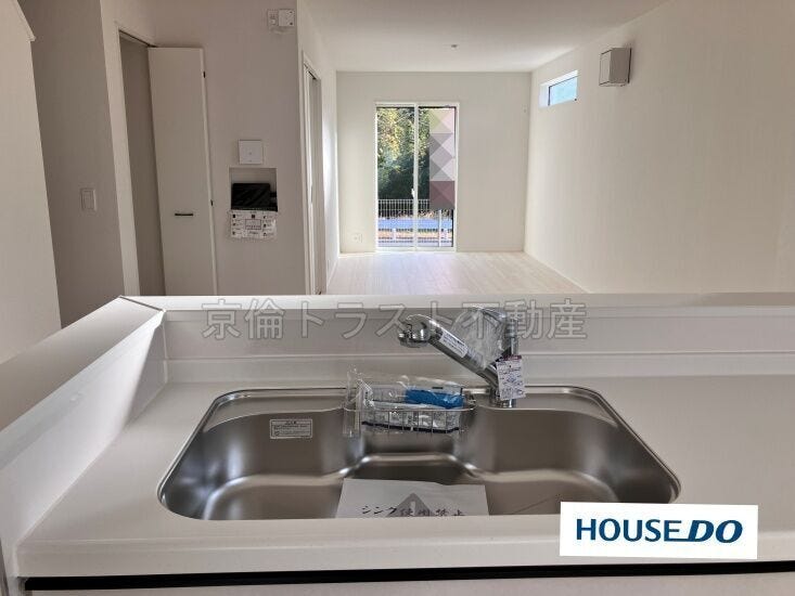 リビングを見渡すことができる対面式カウンターキッチン。リビングと一体感があります♪