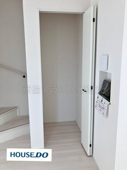 リビング階段の隣には収納があります!