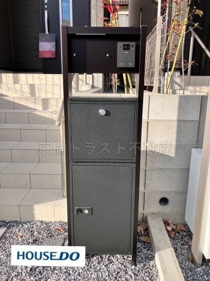 エントランスにはインターホンとポストが一体になった機能門柱が設置されています。便利な宅配ボックス付きです◎