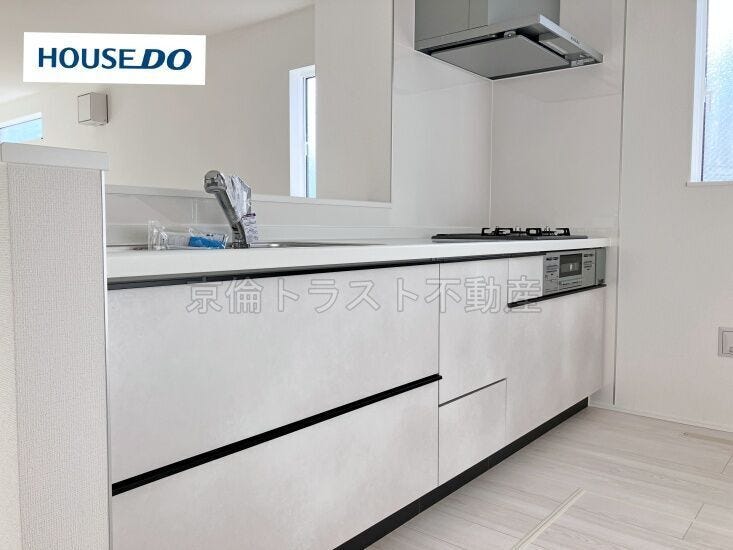 対面式キッチンですので、お子さまを見守りながら料理ができます♪洗面所への動線も良く、家事が効率よくはかどりそうです◎