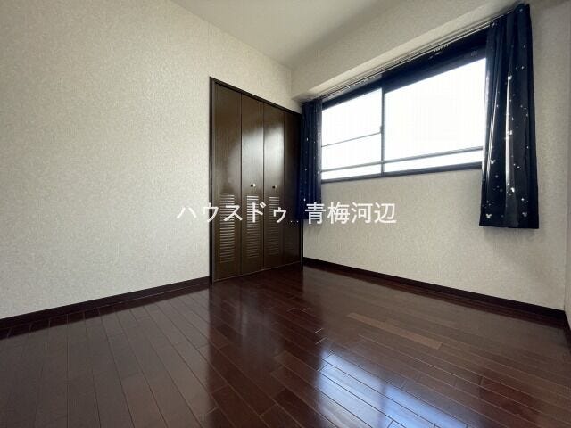 北側洋室:北側のお部屋になりますが大きめの窓からの採光で明るく爽やかな室内になっています。