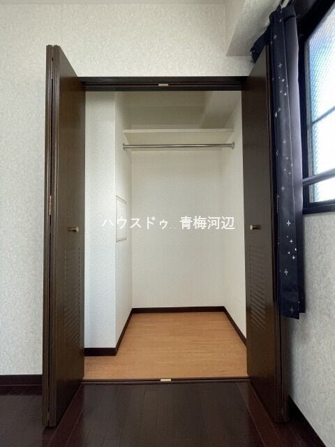 北側洋室収納:ハンガーパイプや枕棚も標準装備されたクローゼットです。