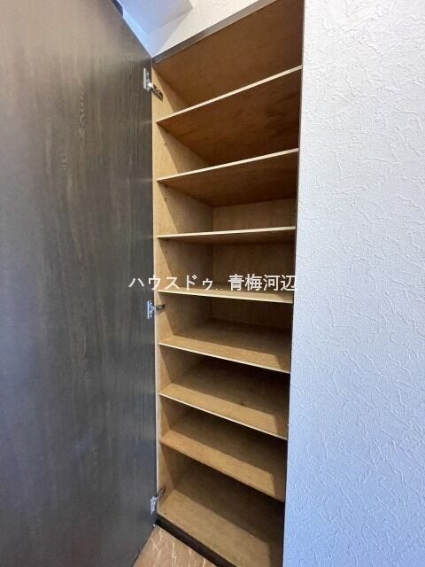 玄関収納:ご家族分の靴をしまうことができます。玄関スペースをスッキリと保てそうです。