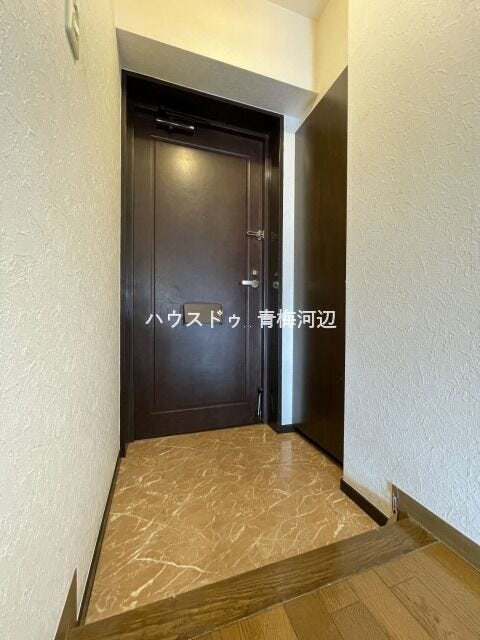 玄関:段差の少ない玄関フロアで小さなお子様やお年寄りでも安心して出入りすることができます。