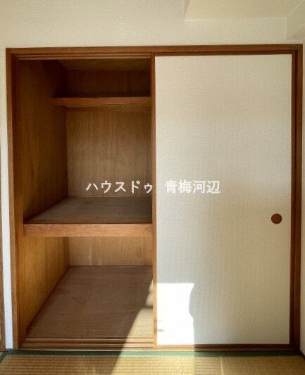 和室収納:押入は奥行きがあるので、収納グッズを使えば空間を有効活用でき、たくさん収納することができます。ご家族のお布団もしまえそうです。