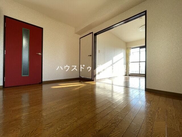 ダイニング:ボルドー色のキッチンの扉がアクセントでオシャレなお部屋です。家族のくつろぎの空間になりそうです。