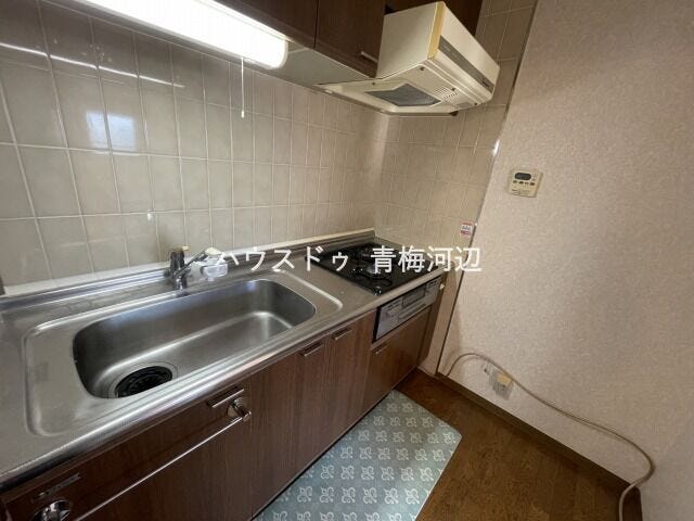 キッチン:壁付けキッチンは調理に集中でき、お料理がはかどります。