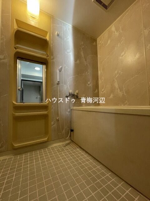 浴室:シンプルで清潔感のある浴室です。