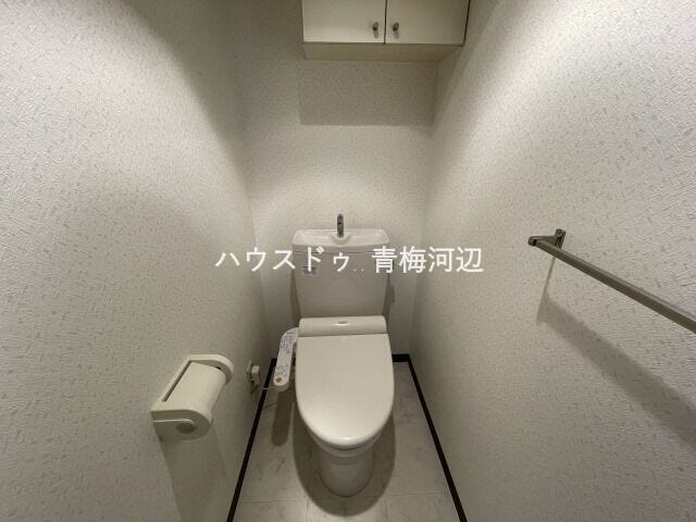 トイレ:白を基調としたウォシュレット付きのトイレです。吊戸棚があるので買い置きのトイレットペーパーや掃除道具もしまっておけます。