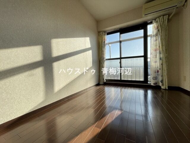 洋室:バルコニーに面しているため日当たり良好です。日中は電気を付けなくても大丈夫そうです。