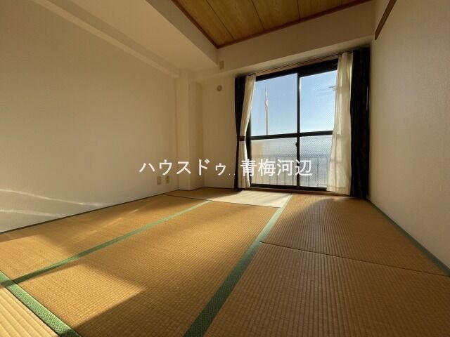 和室:南向きで過ごしやすい空間です。畳の香りと和の空間でリラックスできそうですね◎