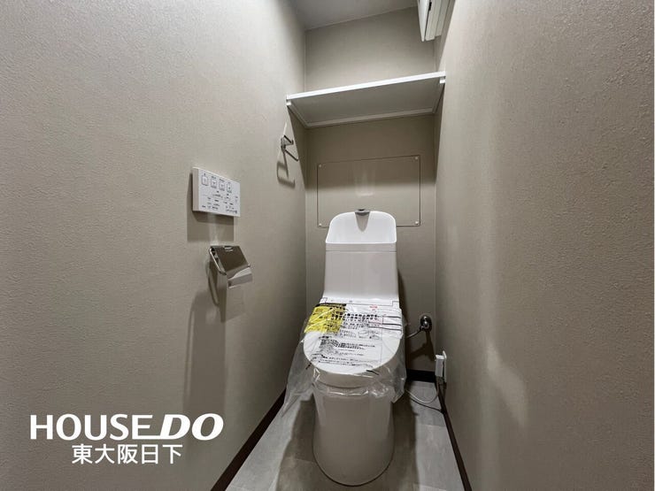 トイレ:ウォシュレット機能付きのトイレ♪また、壁面にはニッチ(棚)がございます。トイレットペーパーのストックや芳香剤などを置くスペースとして活躍しそうです!