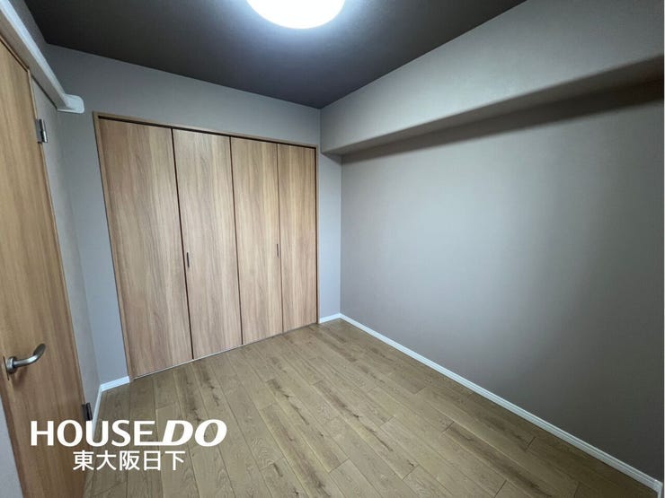 洋室:クローゼット付きです。枕棚+ハンガーパイプが備わっており、衣類を掛けて収納していただけます。