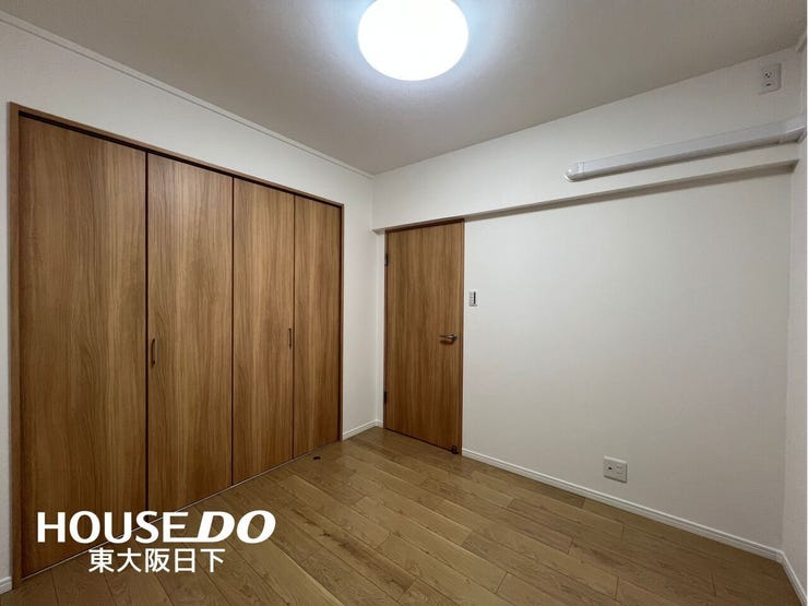 洋室:便利な収納付きの洋室は、部屋が物であふれて散らかるということが少なくなり、スッキリと片付いた状態を維持することができます